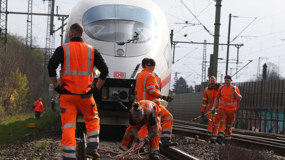 Abriss einer Oberleitung stoppt ICE