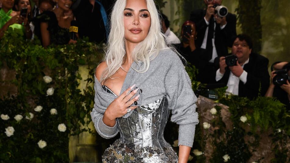 Kim Kardashians Mini-Taille sorgte bei der diesjährigen Met Gala für Aufsehen.