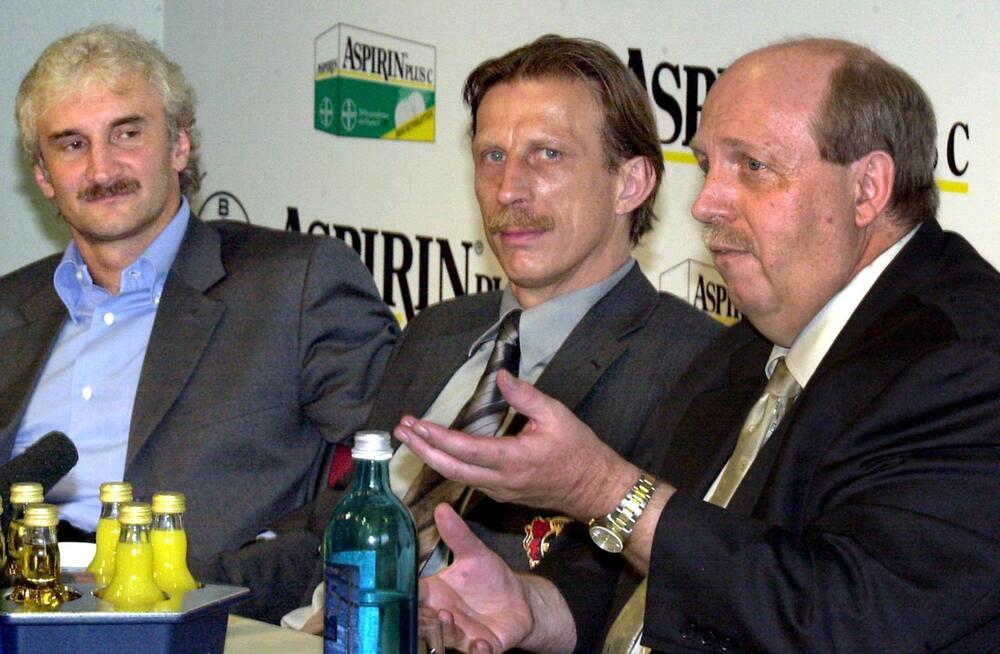 Christoph Daum (m.) mit Rudi Völler (l.) und Rainer Calmund (r.)