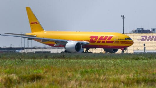 Ein DHL-Flugzeug vor dem DHL Air Hub auf dem Flughafen Leipzig