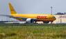 Ein DHL-Flugzeug vor dem DHL Air Hub auf dem Flughafen Leipzig