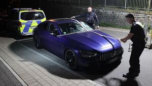 Ein beschädigter Mercedes AMG steht nach einem Unfall auf einer Straße in Remscheid Lennep
