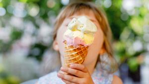 kleines Mädchen mit Eis