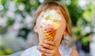 kleines Mädchen mit Eis
