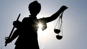 Justizia im Gegenlicht