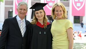 Prinzessin Elisabeth mit ihren Eltern bei der Absolventenfeier.