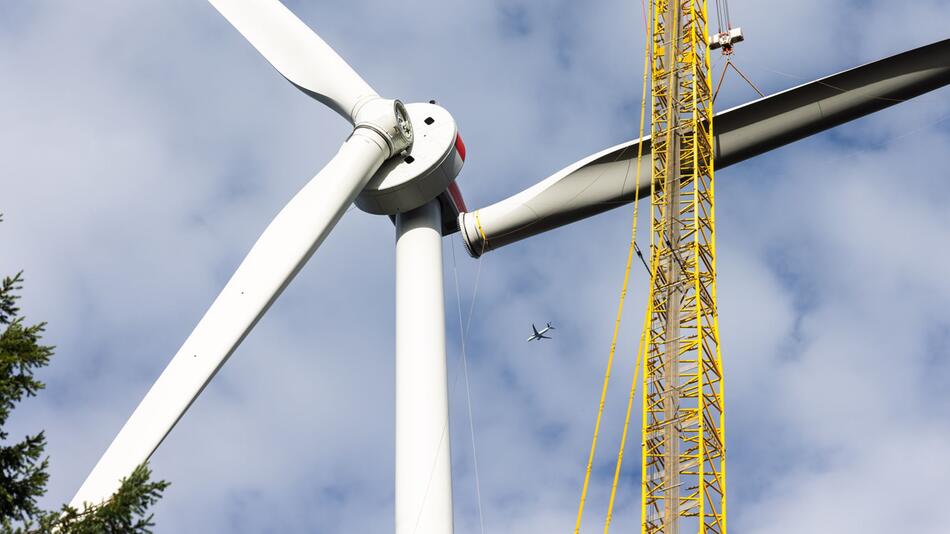 Hochziehen des 3. Rotorblatts an der Windkraftanlage Holzschläge