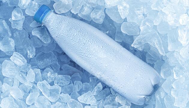 Gefrorene Wasserflasche