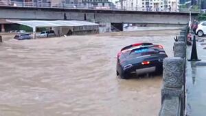 Nach Starkregen in Südwestchina: Hochwasser reißt Auto mit sich 