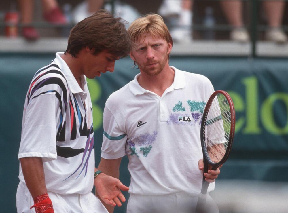 Michael Stich und Boris Becker beraten sich während des olympischen Doppelfinales 1992 in Barcelona