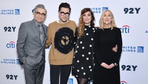 Eugene Levy mit Dan Levy, Annie Murphy und Catherine O'Hara (v.l.n.r.) auf einem "Schitt's ...
