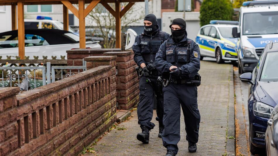 Zwei Polizeibeamte auf der Straße