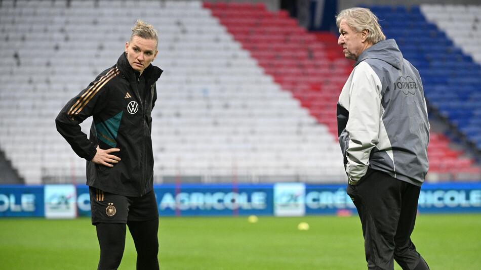 Alexandra Popp und Horst Hrubesch auf dem Trainingsplatz