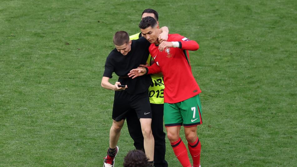 Cristiano Ronaldo wird von einem Fan zu einem Selfie in der Partie gegen die Türkei gezwungen