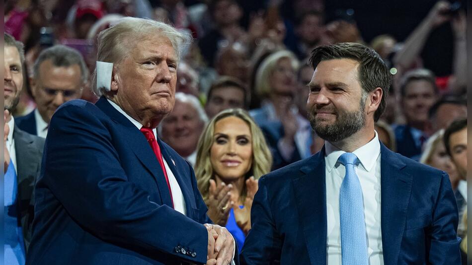 J. D. Vance (r.) mit Donald Trump auf dem Parteitag der Republikaner, bei dem er zum ...