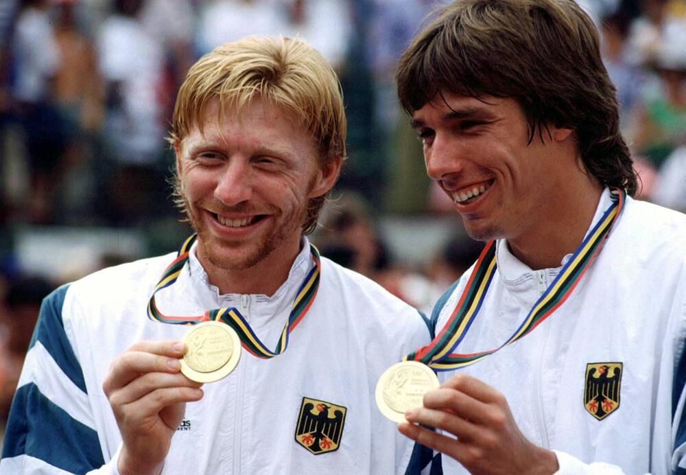 Boris Becker und Michael Stich präsentieren ihre olympischen Goldmedaillen 1992 in Barcelona