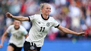 Lea Schüller jubelt nach ihrem Treffer gegen Dänemark.