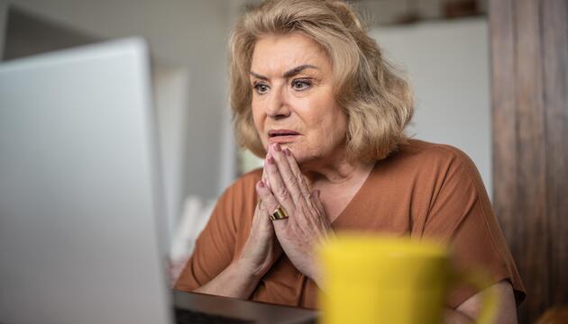 Erschrockene Frau am Laptop