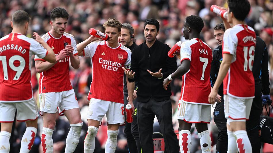 Arsenal Londons Trainer Mikel Arteta spricht mit seinen Spielern