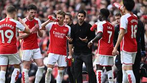 Arsenal Londons Trainer Mikel Arteta spricht mit seinen Spielern