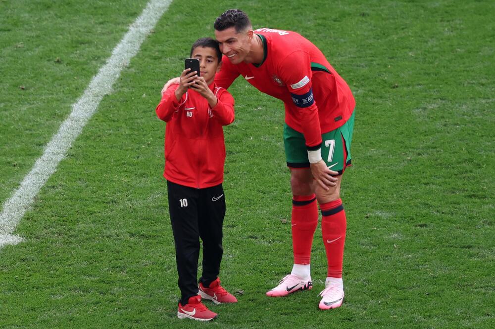 Cristiano Ronaldo nimmt sich Zeit für ein Selfie mit einem kleinen Jungen
