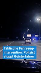 Taktische Fahrzeugintervention: Polizist stoppt Geisterfahrer