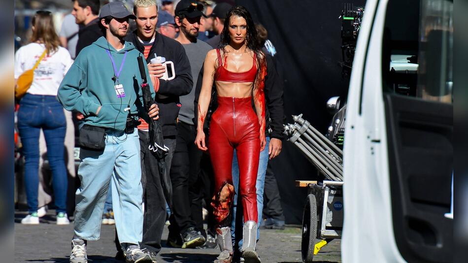 Blutüberströmt und mit offenen Wunden: Bella Hadid am Set von "The Beauty".