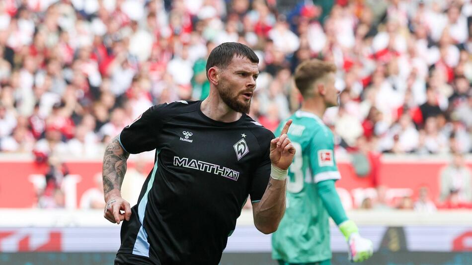 Oliver Burke erzielt beide Tore für Werder Bremen gegen den VfB Stuttgart.