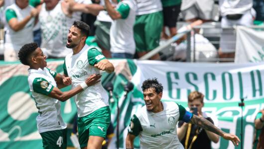 Palmeiras' Supertalent Estêvão und Jose Manuel Lopez jubeln bei der Klub-WM in den USA.