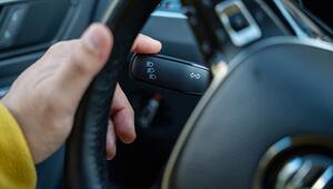 Mann blinkt im Auto