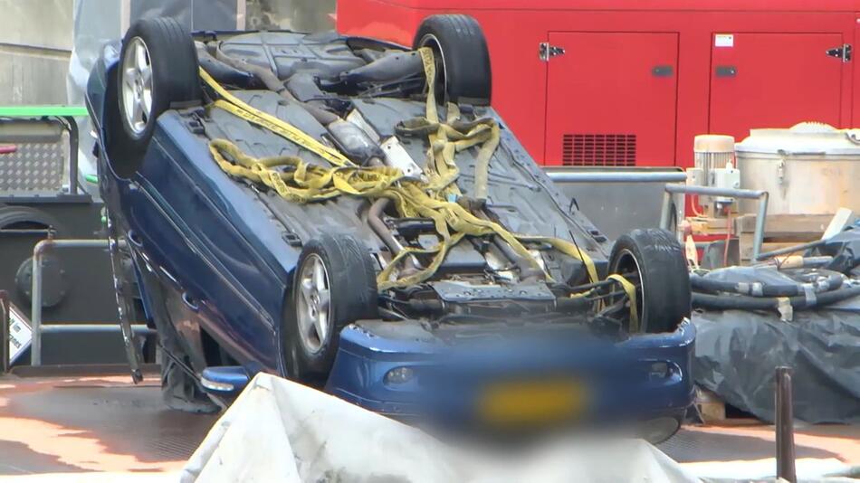 Mannheim: Schiff bleibt an Brücke hängen und stößt Autos ins Wasser - Prüfung läuft