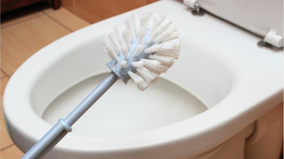 So reinigen Sie Ihre WC-Bürste richtig.