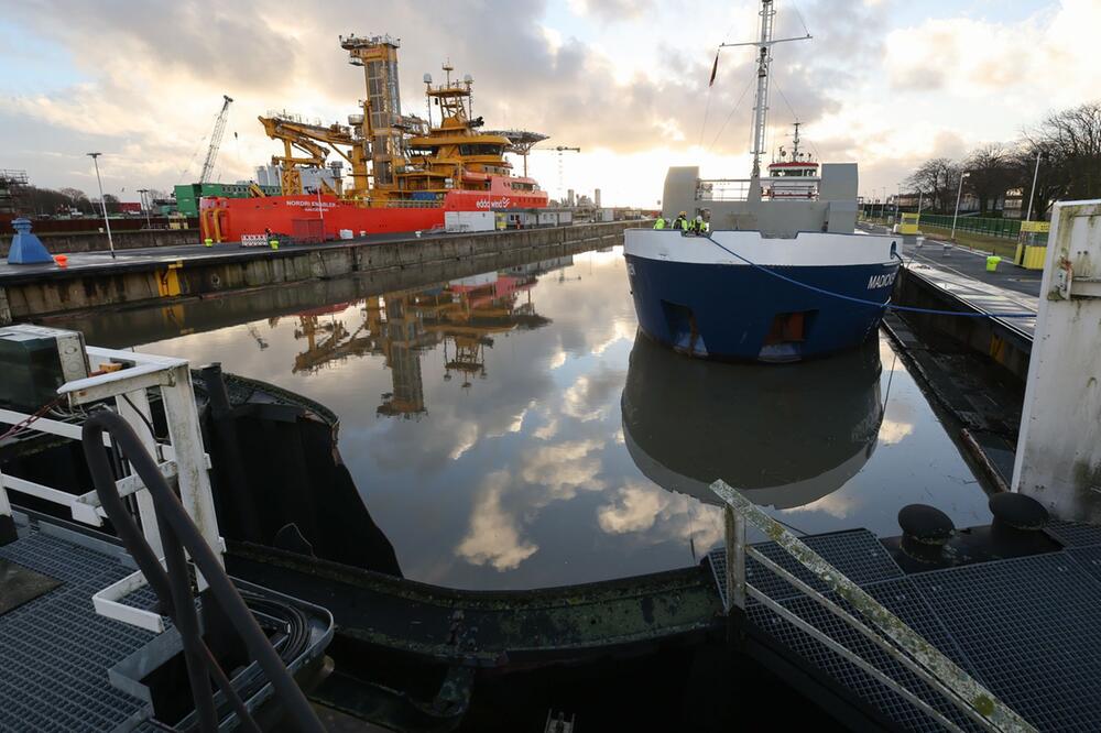 Frachtschiff rammt Schleusentor in Brunsbüttel