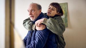 "Stralsund - Jetzt komm ich!": Jule Zabek (Sophie Pfennigstorf) versucht Detlev Schulte (Martin ...