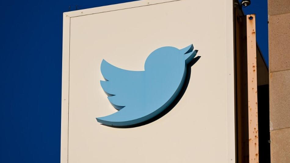 Das Twitter Logo an einem Hochhaus.