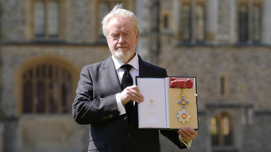 Ridley Scott mit seinem neuen Verdienstorden nach der Zeremonie auf Schloss Windsor.