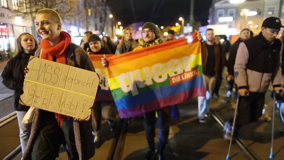 Nach Brandanschlag: Demonstration gegen Queer-Feindlichkeit in Rostock