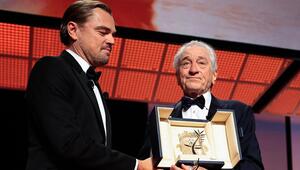 Scorseses Musen unter sich: Leonardo DiCaprio darf Robert De Niro Ehrenpreis übergeben.