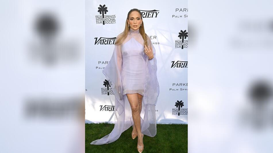 Jennifer Lopez in ihrem Look in Lavendel.