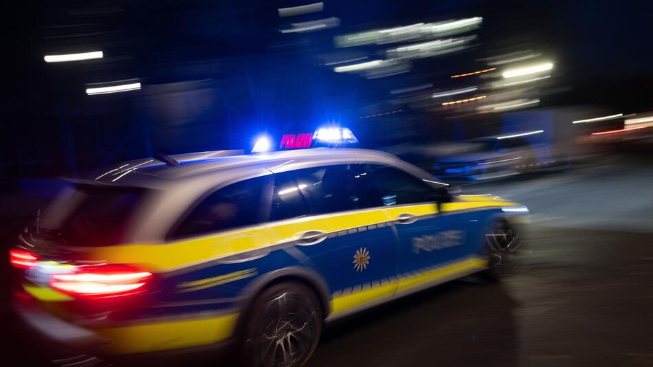 Ein Polizeiauto fährt mit Blaulicht zum Einsatz. (Symbolbild)