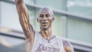 Die 6 Meter hohe Statue von Kobe Bryant vor der Lakers-Arena