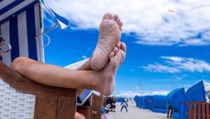 Urlauber sitzen in einem Strandkorb