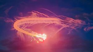 Spektakuläres Feuerwerk: Flugzeug sprüht bunten Funken in die Nacht