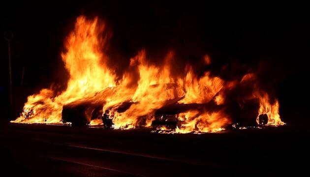 Feuer in Idar-Oberstein: Sechs Fahrzeuge brennen lichterloh