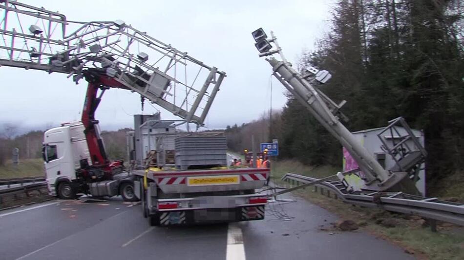 Kran-Unfall auf der A72: LKW reißt Mautbrücke ab