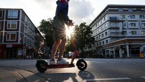 Ein Mann fährt E-Scooter
