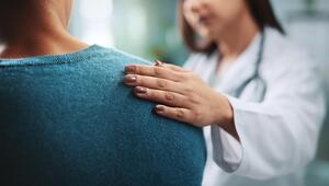 Ärztin legt einer Patientin empathisch die Hand auf die Schulter