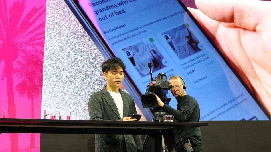 Brain-Technologies-Chef Yue mit dem KI-Phone der Telekom