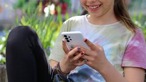 Ein Mädchen mit Smartphone