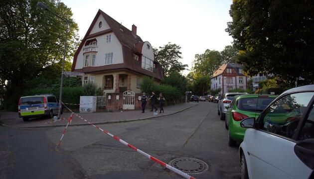 Streit endet tödlich: Mann in Frankfurter Wohnung mit Messer angegriffen